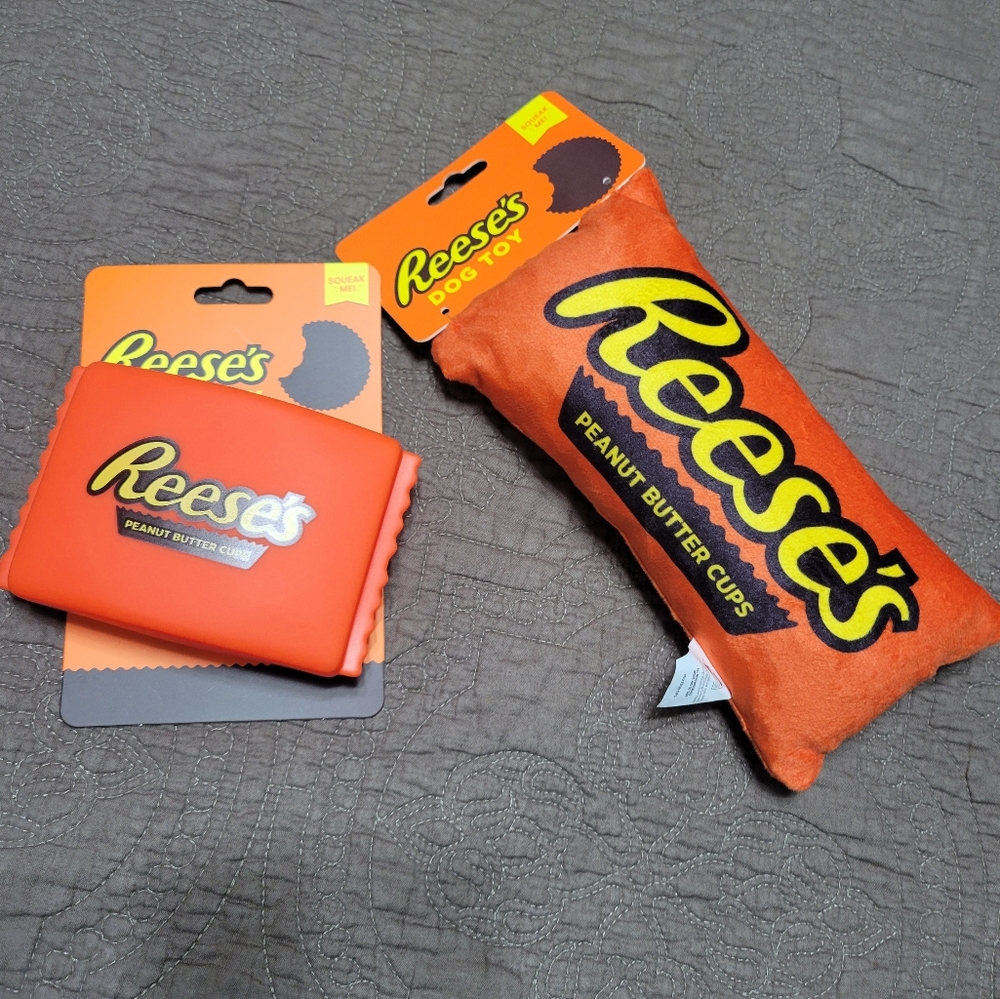 Set of 2 Reese’s Peanut Butter Cup squeaker crinkle squeaky toy plush toys  NEW